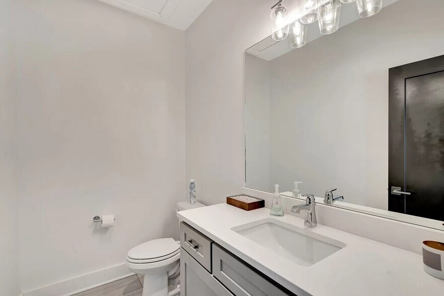 Half bath - 1825 Lombardy Ave