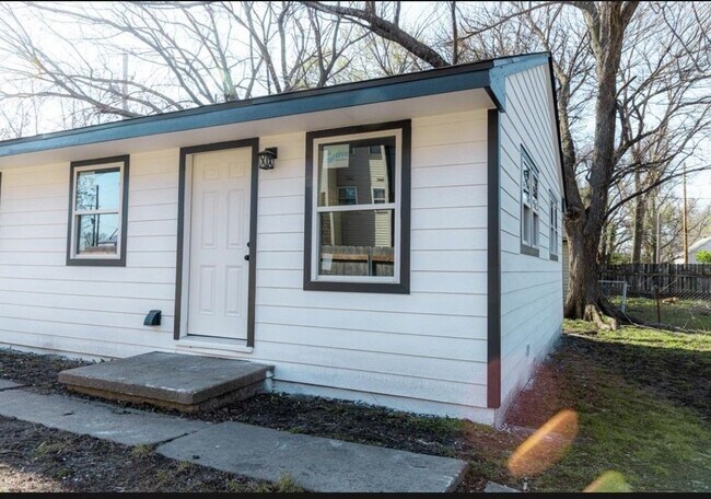 Building Photo - 614 N Osage St