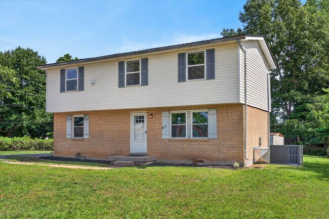 Building Photo - Pet Friendly Three Bedroom!