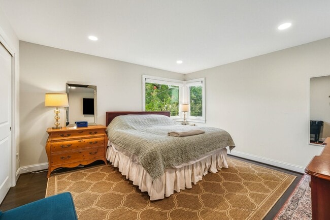 Building Photo - ELEGANT AND SPACIOUS 5 BEDROOM 3 FULL BATHROOM HOME IS AVAILABLE 3-1-2026  IN THE ROSEMARY HILLS ...