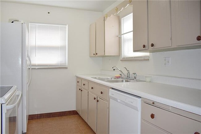 Building Photo - 100 Primrose Ave