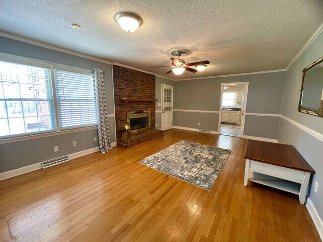 Building Photo - Charming 3-Bedroom Nest with 2 Full Baths ...