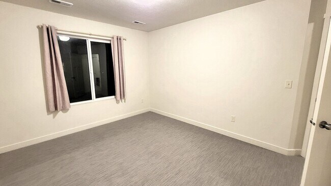 Building Photo - 5655 Island Ridge Dr