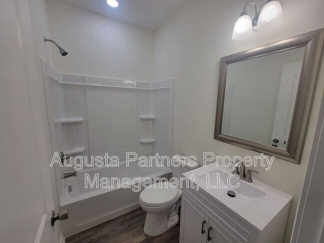 Building Photo - 2122 Circular Dr