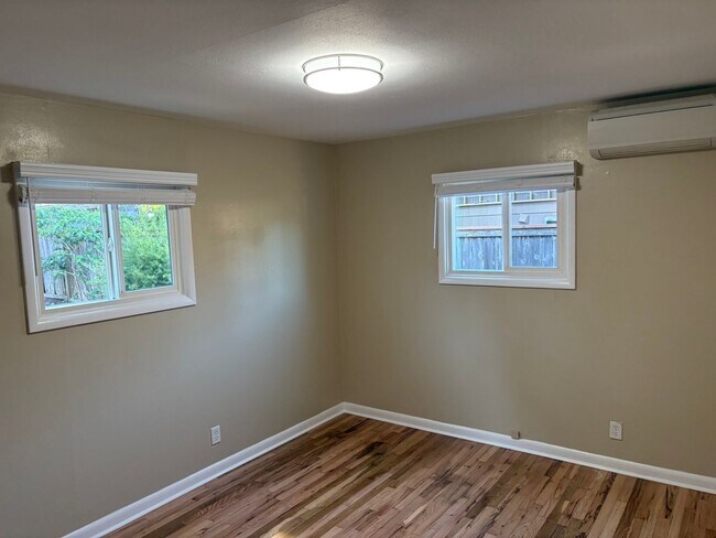 Building Photo - 3 bedroom/1 bath home with additional unat...
