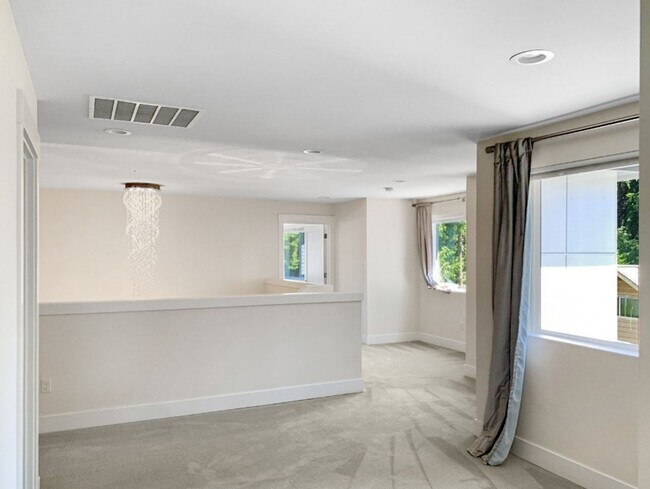 Building Photo - 4Bd/2.5Ba Renton Home