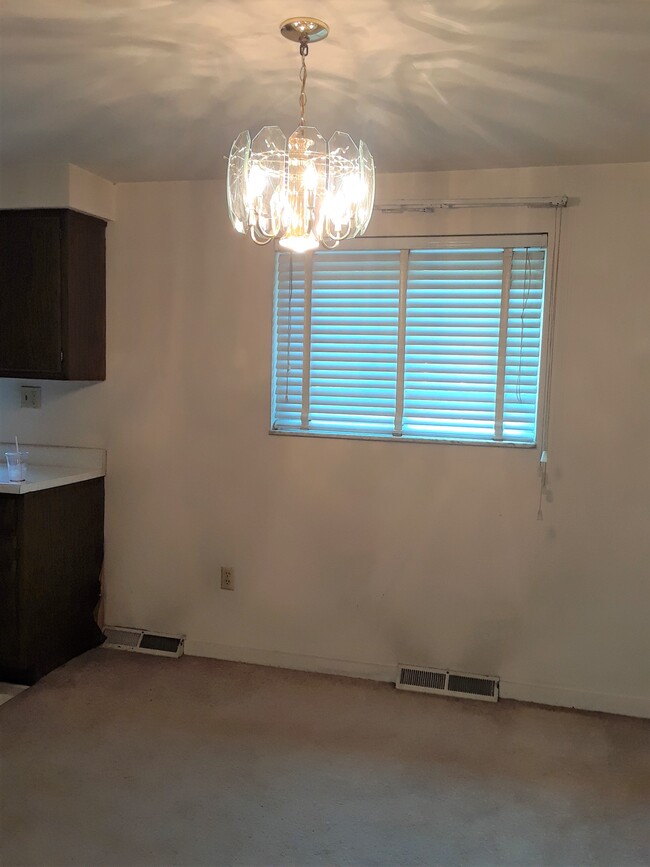 Dining area - 404 Brierly Ln