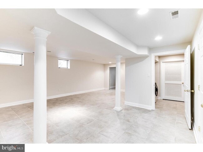 Building Photo - 296 S Church St