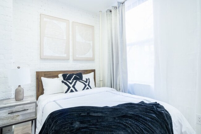 Building Photo - 402 E 11th St