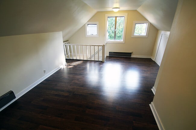 Building Photo - SPACIOUS, UPDATED 7 BEDROOM, 3 BATH, 2 KIT...