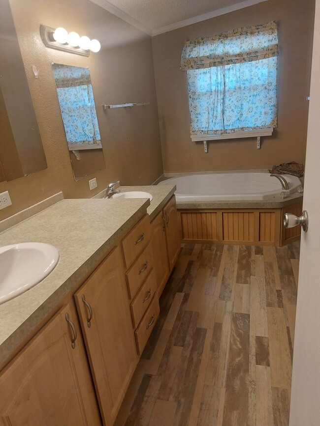 Building Photo - 4 Bedroom, 2 Bathroom Home in Moriarty, NM