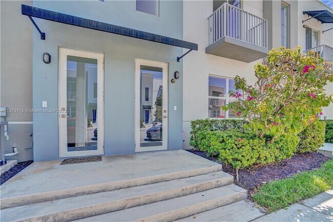 Building Photo - 400 NE 35th Ct