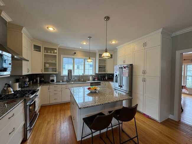 Building Photo - Waltham 3 bed 2.5 Bath