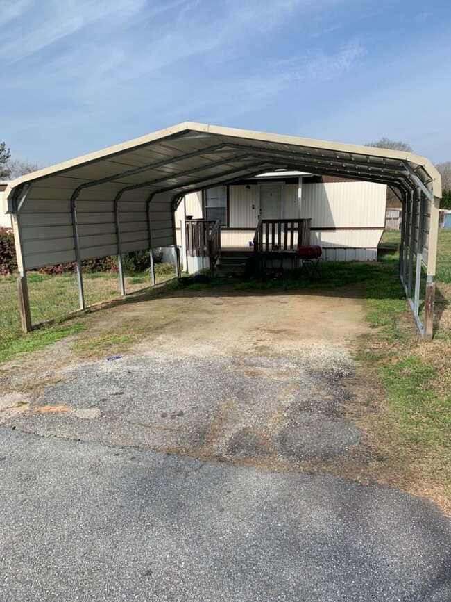 Building Photo - 2 Bedroom Mobile Home Near Broadway Lake