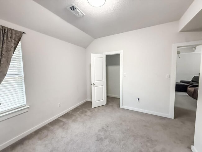 Building Photo - 112 Rosebush Dr