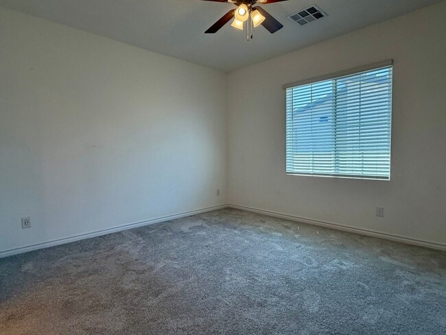 Building Photo - Amazing NLV 3 bed townhome