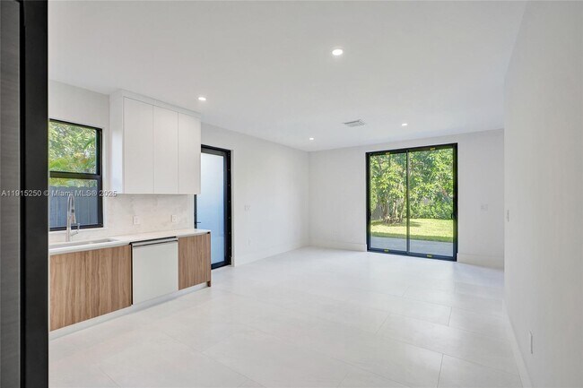 Building Photo - 119 NE 118th St