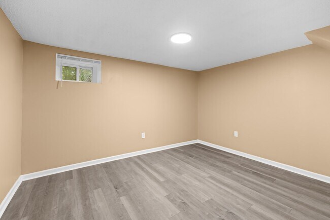 Building Photo - Charming 3 Bedroom 2 Bathroom Home