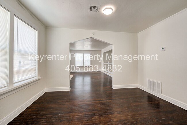 Building Photo - N Gatewood Ave Duplex