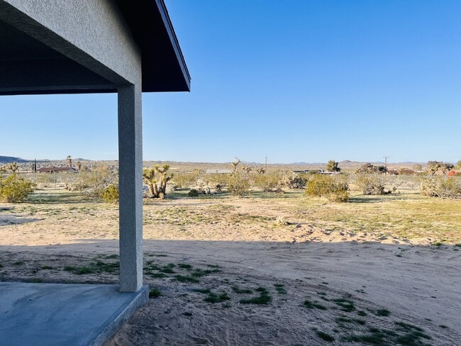 Building Photo - Gorgeous 3 bd, 2.5 ba on 1 acre