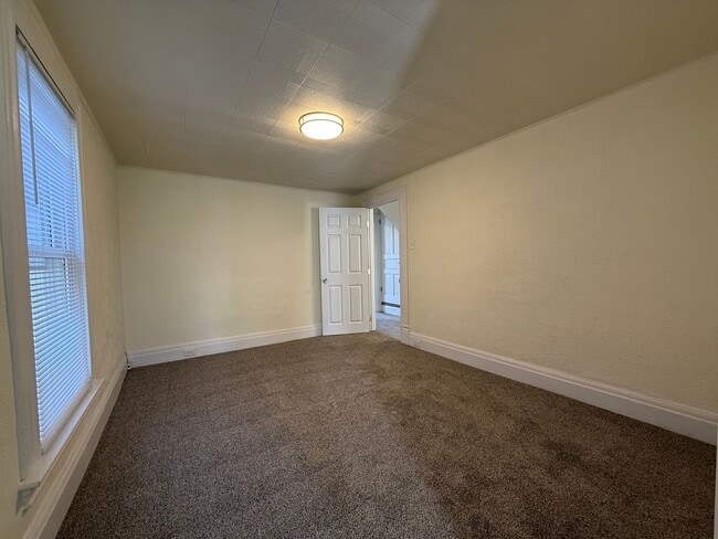 Building Photo - Updated 3BR house with fenced yard!