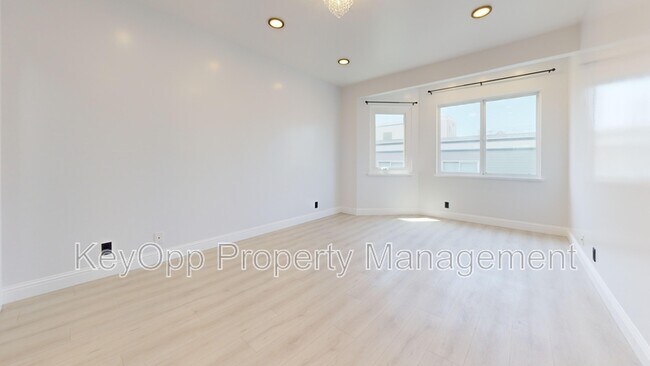 Building Photo - 711 La Playa St