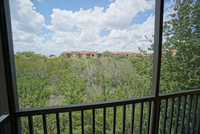 Building Photo - Beautiful 2-Bedroom, 2-Bathroom Condominiu...