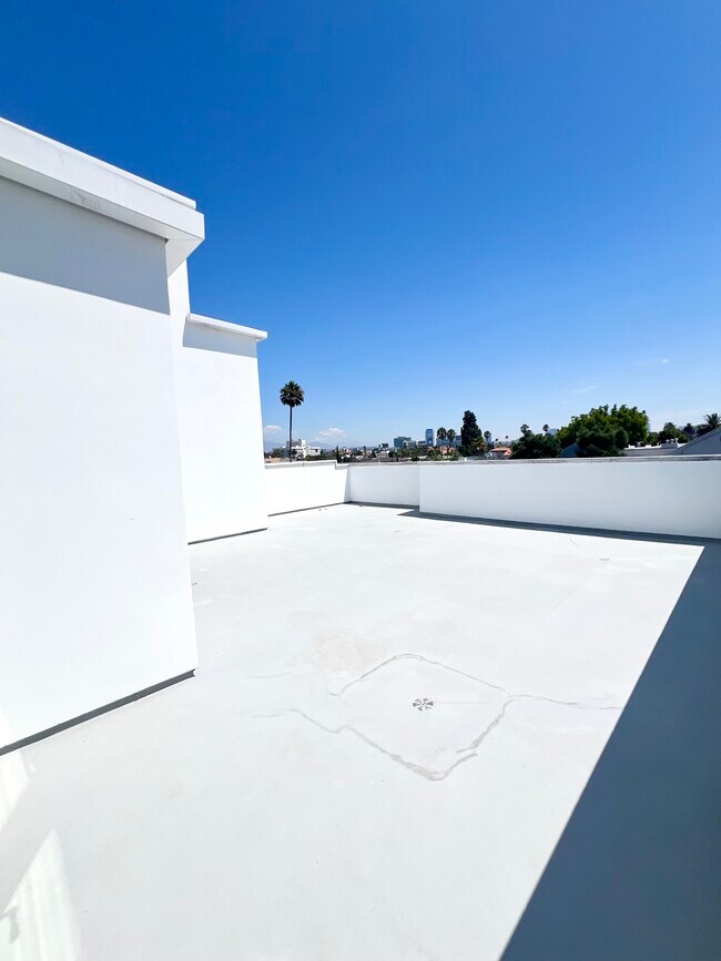 Building Photo - 859 S Lucerne Blvd