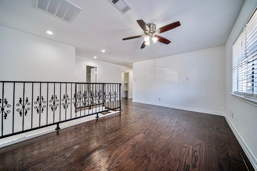 Upstairs Extra Living Space - 2411 Knight St