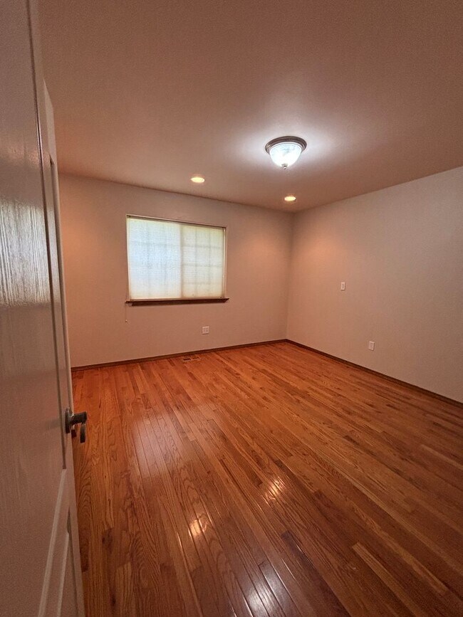 Building Photo - Super Attractive Home in Pelican Point!!