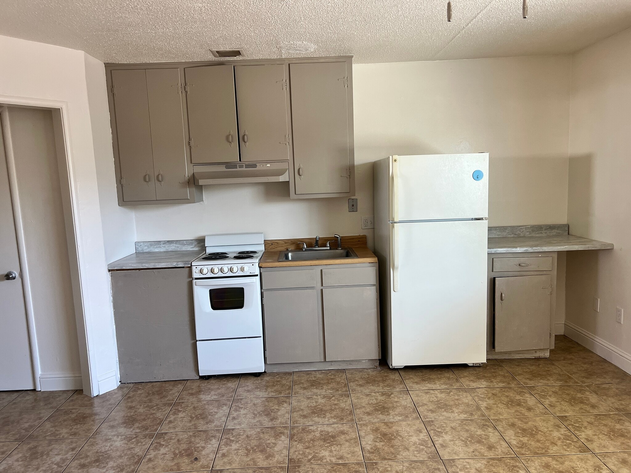 Building Photo - 404 Center St