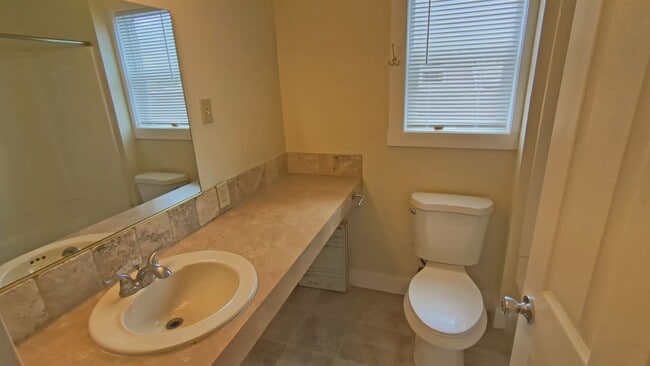 Building Photo - 2 bedroom 1 bath single level duplex