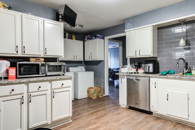 Building Photo - Rare find 5-bedroom 4-bathroom home near T...