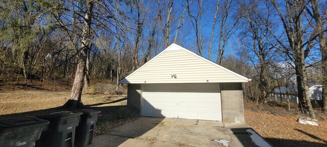 Building Photo - 707 Roselle Ave