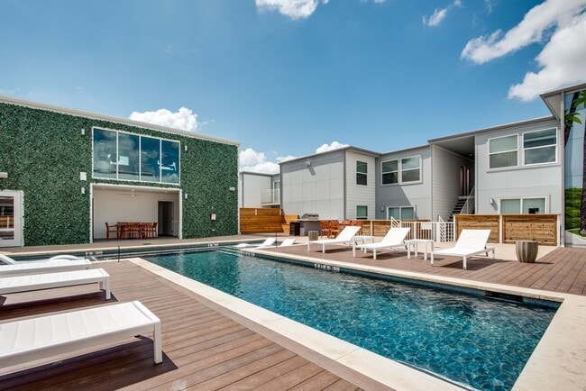 Building Photo - $1599 - Washer and Dryer Included