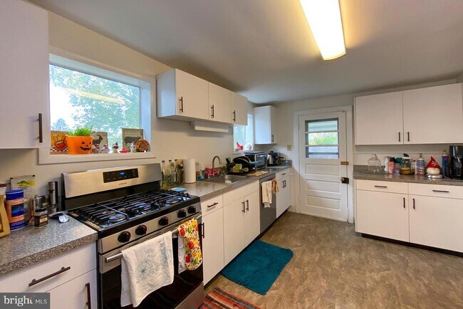 Building Photo - 10 Princeton Ave