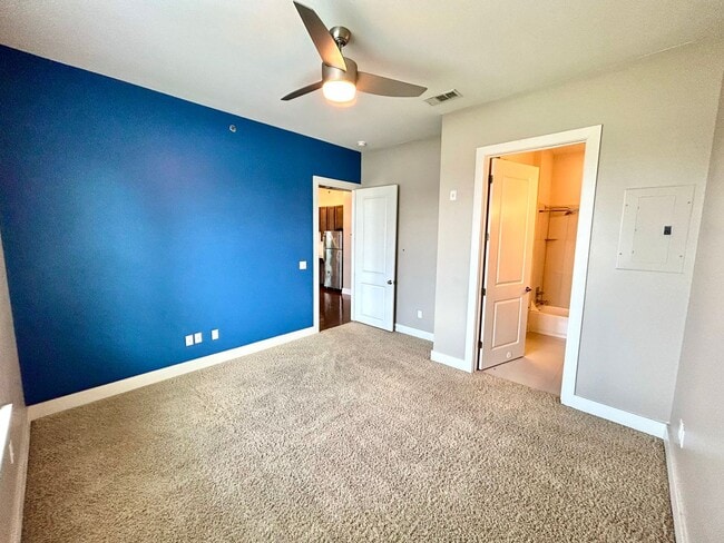 Building Photo - 2 Bedroom Condo In A Very Desirable Gated ...