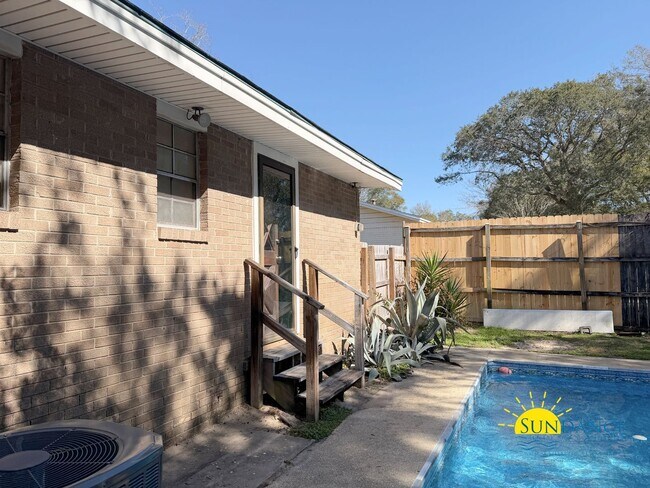 Building Photo - 3 Bedrooms Home With a Pool