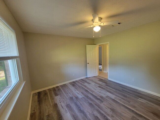 Building Photo - 225 Pecan Dr