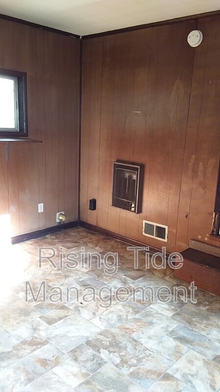 Building Photo - 1636 8th Ct W