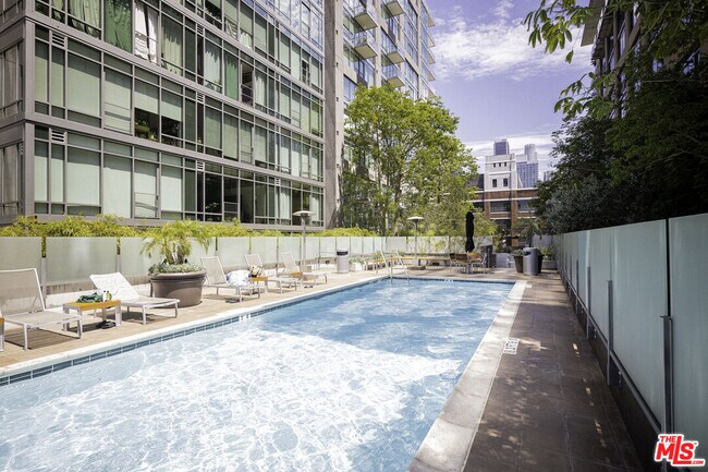 Building Photo - 1100 S Hope St