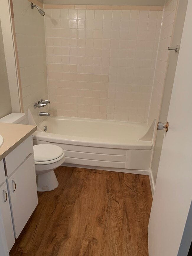 Building Photo - 2 Bedroom Town House!