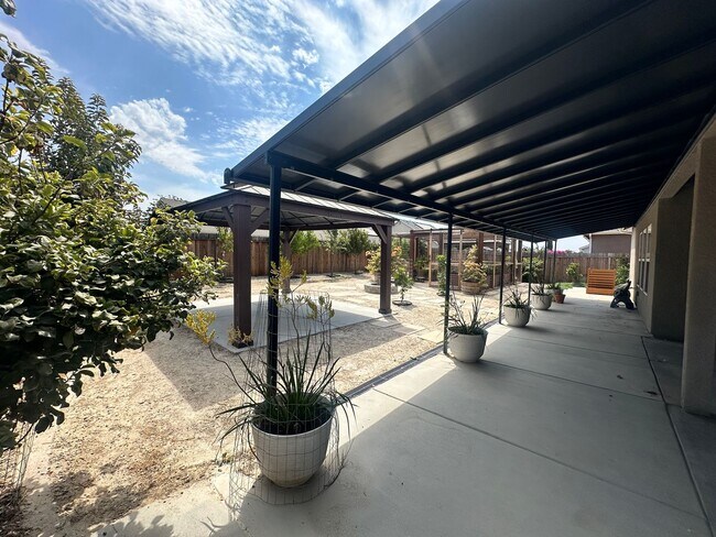 Building Photo - 2548 N Kayenta St