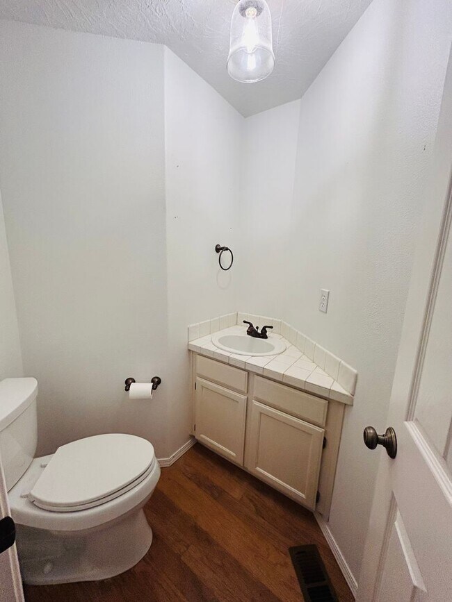 Building Photo - Adorable SW Portland Home Now Available