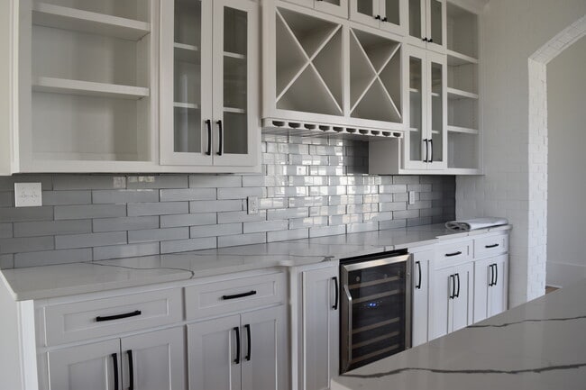 Building Photo - 3305 Pointe-Marie Dr