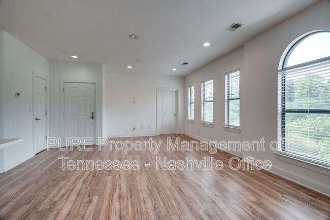Building Photo - 760 Wedgewood Park