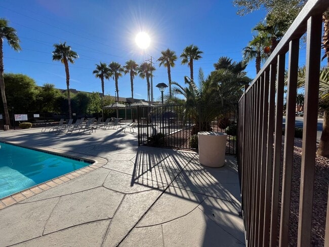 Building Photo - 2 Bedroom Condo in Guard Gated Community