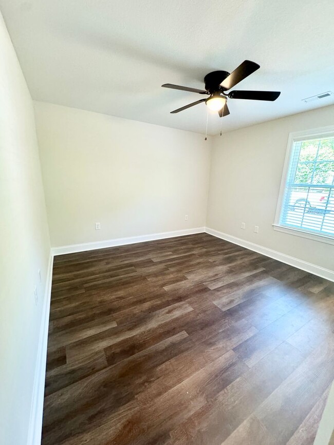 Building Photo - 2014 Phoenix Dr