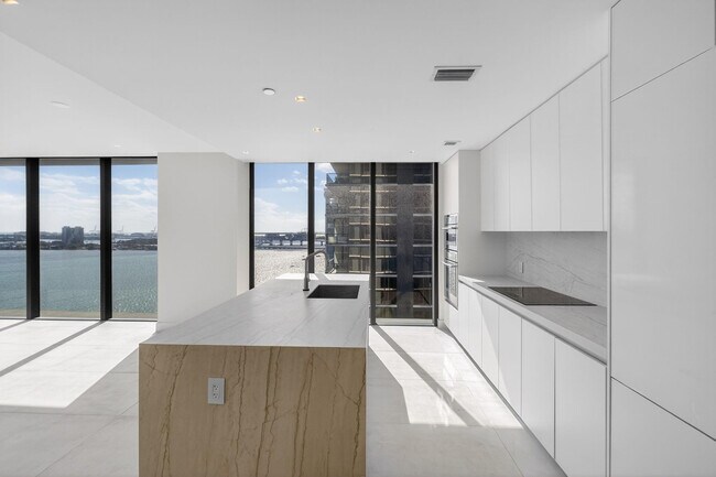 Building Photo - 700 NE 24th St