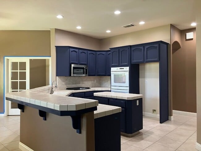 Building Photo - West Bakersfield Custom Home for Rent Available Now!